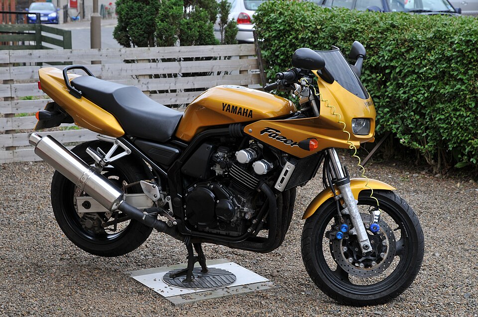 YAMAHA FZS600